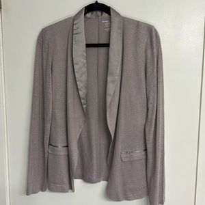 Lightweight shawl collar blazer.